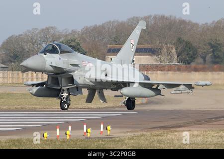 RAF Typhoon FGR4 von 29 Squadron auf dem südlichen Rollweg bei RAF Coningsby in Lincolnshire. Stockfoto