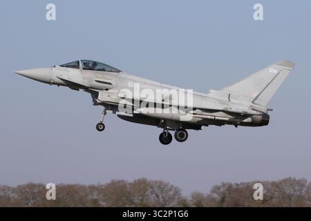 Der RAF-Taifun FGR4 landet bei der RAF Coningsby. Stockfoto