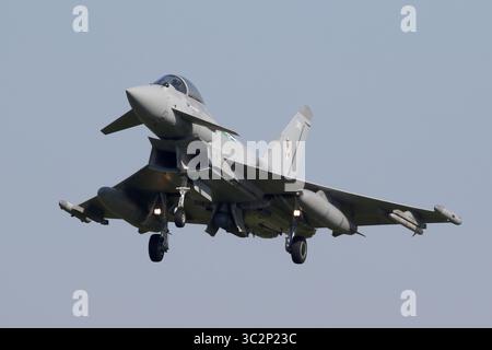 RAF Typhoon FGR4 von 12 Squadron auf dem südlichen Rollweg bei RAF Coningsby in Lincolnshire. Stockfoto