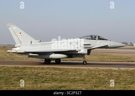 RAF Typhoon FGR4 von 12 Squadron auf dem südlichen Rollweg bei RAF Coningsby in Lincolnshire. Stockfoto
