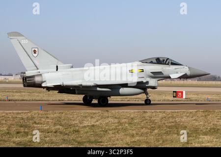 RAF Typhoon FGR4 von 11 Squadron auf dem südlichen Rollweg bei RAF Coningsby in Lincolnshire. Stockfoto