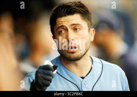 21. Juli 2019: St. Petersburg, Florida, USA - der Rochenfänger Travis d’Arnaud (37) feiert mit seinen Teamkollegen nach einem Heimlauf während des zweiten Inning des Spiels am Sonntag, den 21. Juli 2019, auf dem Tropicana Field in St. Petersburg, Florida. (Foto: © Octavio Jones/Tampa Bay Times via ZUMA Wire) Stockfoto