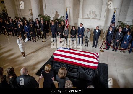 22. Juli 2019 - Washington, District of Columbia, USA - Kaplan der US-Marine, Kapitän Judy Malana, links, begleitet von Mitte links, pensionierter Associate Justice Anthony Kennedy, Ashley Kavanaugh, die Ehefrau des Associate Justice Brett Kavanaugh, Associate Justice Elena Kagan, Associate Justice Sonia Sotomayor, Associate Justice Samuel Alito, Associate Justice Ruth Bader Ginsburg, und Chief Justice John Roberts, ruft bei einer privaten Zeremonie in der Großen Halle des Obersten Gerichtshofs in Washington am Montag, 22. Juli 2019, auf, wo der spätere Richter des Obersten Gerichtshofs John Paul Stevens in Ruhe liegt. .Cre Stockfoto