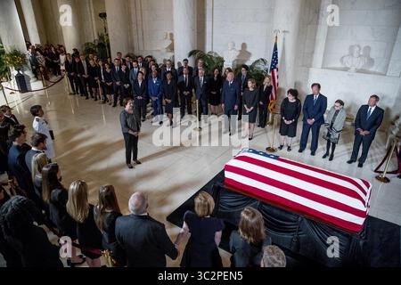 22. Juli 2019 – Washington, District of Columbia, USA – die Associate Justice Elena Kagan, Mitte links, spricht bei einer privaten Zeremonie in der Großen Halle des Obersten Gerichtshofs in Washington am Montag, 22. Juli 2019, wo der späte Richter des Obersten Gerichtshofs John Paul Stevens in Ruhe liegt. Auf der rechten Seite sind auch der ehemalige Associate Justice Anthony Kennedy, Ashley Kavanaugh, die Ehefrau des Associate Justice Brett Kavanaugh, Associate Justice Sonia Sotomayor, Associate Justice Samuel Alito, Associate Justice Ruth Bader Ginsburg und Chief Justice John Roberts zu sehen. .Credit: Andrew Harnik / Pool via CNP (Credit Image: © Stockfoto