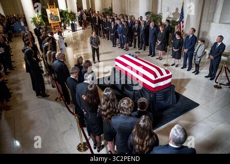 22. Juli 2019 – Washington, District of Columbia, USA – Associate Justice Elena Kagan, Mitte links, spricht bei einer privaten Zeremonie in der Großen Halle des Obersten Gerichtshofs in Washington am Montag, 22. Juli 2019, wo der verstorbene Richter des Obersten Gerichtshofs John Paul Stevens in Ruhe liegt. Auf der rechten Seite sind auch der ehemalige Associate Justice Anthony Kennedy, Ashley Kavanaugh, die Ehefrau des Associate Justice Brett Kavanaugh, Associate Justice Sonia Sotomayor, Associate Justice Samuel Alito, Associate Justice Ruth Bader Ginsburg und Chief Justice John Roberts zu sehen. .Credit: Andrew Harnik / Pool über CNP (Credit Image Stockfoto