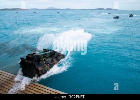 22. Juli 2019: Bowen (Australien): Assault Amphibious Vehicles (AAV), die der 31st Marine Expeditionary Unit (MEU) zugeordnet sind, verlassen das Brunnendeck des Amphibien-Transportschiffes USS Green Bay (LPD 20). Green Bay, Teil der Wasp Expeditionary Strike Group, mit der 31. MEU, nimmt derzeit an Talisman Sabre 2019 vor der Küste Nordaustraliens Teil. Talisman Sabre, eine zweijährliche Veranstaltung, soll die Kampfausbildung der USA und Australiens, die Bereitschaft und Interoperabilität durch realistische, relevante Schulungen verbessern, die notwendig sind, um regionale Sicherheit, Frieden und Stab zu erhalten Stockfoto