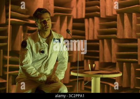 ERSCHEINUNGSDATUM: 20. September 2019 TITEL: Ad Astra STUDIO: New Regency Pictures REGISSEUR: James Gray PLOT: Ein Astronaut reist an die Außenränder des Sonnensystems, um seinen Vater zu finden und ein Geheimnis zu lüften, das das Überleben unseres Planeten bedroht. Er enthüllt Geheimnisse, die die Natur der menschlichen Existenz und unseren Platz im Kosmos in Frage stellen. DIE HAUPTROLLE: BRAD PITT als Roy McBride. (Kreditbild: © New Regency Pictures/Entertainment Pictures/ZUMAPRESS.com) Stockfoto