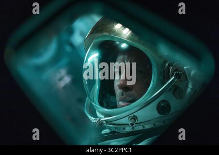 ERSCHEINUNGSDATUM: 20. September 2019 TITEL: Ad Astra STUDIO: New Regency Pictures REGISSEUR: James Gray PLOT: Ein Astronaut reist an die Außenränder des Sonnensystems, um seinen Vater zu finden und ein Geheimnis zu lüften, das das Überleben unseres Planeten bedroht. Er enthüllt Geheimnisse, die die Natur der menschlichen Existenz und unseren Platz im Kosmos in Frage stellen. DIE HAUPTROLLE: BRAD PITT als Roy McBride. (Kreditbild: © New Regency Pictures/Entertainment Pictures/ZUMAPRESS.com) Stockfoto