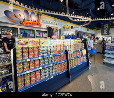 Austin, Minnesota, USA. Juli 2025. Das Spam Museum ist eine beliebte Touristenattraktion in Austin, Minnesota. Displays erzählen die Geschichte des weltweit verkauften Fleischkonservenprodukts. Es gibt Spam-Quizfragen, Beschreibungen, wie es in verschiedenen Ländern variiert (und auch in Hawaii, wo es sehr beliebt ist), und es gibt einen Souvenirladen. Einige Leute posieren für Fotos mit den Schweinestatuen davor. Spam wird von der Hormel Foods Corporation hergestellt. (Kreditbild: © Mark Hertzberg/ZUMA Press Wire) NUR REDAKTIONELLE VERWENDUNG! Nicht für kommerzielle ZWECKE! Stockfoto