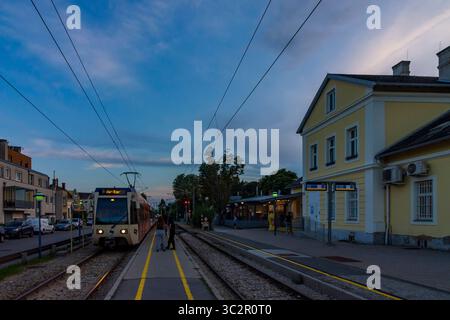 Lokalbahn Wien Baden, Wiener Lokalbahn, Badner Bahn, Station Traiskirchen Lokalbahn Traiskirchen Wienerwald, Wienerwald Niederösterreich, L Stockfoto