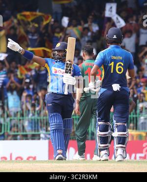 26. Juli 2019, Colombo, westliche Provinz, Sri Lanka: Der Sri-lankische Cricketspieler Kusal Perer (L) feiert ein halbes Jahrhundert beim ersten eintägigen internationalen Cricketspiel zwischen Sri Lanka und Bangladesch im R.Premadasa Stadium in Colombo am 26. Juli 2019. (Bild: © Pradeep Dambarage/ZUMA Wire) Stockfoto