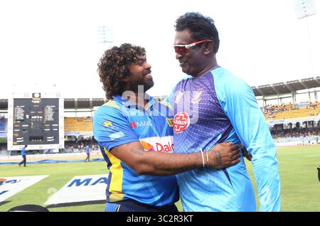 Juli 26, 2019, Colombo, Western Province, Sri Lanka: Sri Lankan cricketer Lasith Malinga (L) und Bangladesch bowling Trainer Champaka Ramanayake Reagieren während der ersten Tag International Cricket Match zwischen Sri Lanka und Bangladesch auf der R. Premadasa Stadium in Colombo am 26. Juli 2019. (Bild: © pradeep Dambarage/ZUMA Draht) Stockfoto
