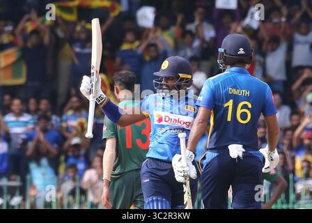 26. Juli 2019, Colombo, westliche Provinz, Sri Lanka: Der Sri-lankische Cricketspieler Kusal Perer (L) feiert ein halbes Jahrhundert beim ersten eintägigen internationalen Cricketspiel zwischen Sri Lanka und Bangladesch im R.Premadasa Stadium in Colombo am 26. Juli 2019. (Bild: © Pradeep Dambarage/ZUMA Wire) Stockfoto