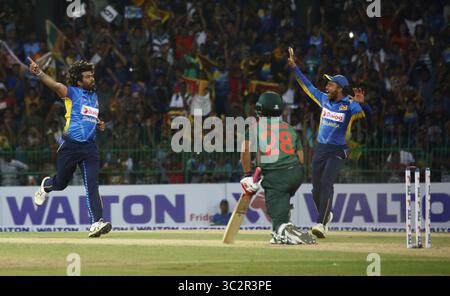 26. Juli 2019, Colombo, westliche Provinz, Sri Lanka: Der Sri-lankische Bowler Lasith Malinga (L) feiert am 26. Juli 2019 im R.Premadasa Stadium in Colombo den Wicket des Bangladeschischen Batsmanns Tamim Iqbal während des ersten eintägigen internationalen Cricket-Spiels zwischen Sri Lanka und Bangladesch. (Bild: © Pradeep Dambarage/ZUMA Wire) Stockfoto