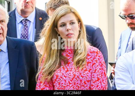 24. Juli 2019, London, Vereinigtes Königreich: Die Freundin des neuen britischen Premierministers Boris Johnson, Carrie Symonds, wartet auf Boris Ankunft in der Downing Street. Boris Johnson wurde zum neuen Vorsitzenden der Konservativen und Unionistischen Partei gewählt und wird der 77. Premierminister Großbritanniens sein. Die scheidende Premierministerin Theresa May trat heute früh zurück. (Credit Image: © Steve Taylor/SOPA Images via ZUMA Wire) Stockfoto