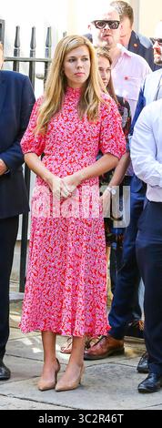 24. Juli 2019, London, Vereinigtes Königreich: Die Freundin des neuen britischen Premierministers Boris Johnson, Carrie Symonds, wartet auf Boris Ankunft in der Downing Street. Boris Johnson wurde zum neuen Vorsitzenden der Konservativen und Unionistischen Partei gewählt und wird der 77. Premierminister Großbritanniens sein. Die scheidende Premierministerin Theresa May trat heute früh zurück. (Credit Image: © Steve Taylor/SOPA Images via ZUMA Wire) Stockfoto