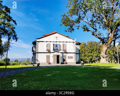 Burg Teleki aus dem Dorf Coltău und Museum Petőfi Sándor, im Kreis Maramureş, Region Siebenbürgen, Rumänien Stockfoto