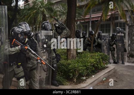 27. Juli 2019, Hongkong, China: Polizeibeamte bereiten sich darauf vor, Tränengaskanister auf die Demonstranten abzufeuern. Tausende Demonstranten setzen ihren wöchentlichen regierungsfeindlichen Protest fort und fordern die Regierung auf, das Auslieferungsgesetz vollständig zurückzuziehen und eine unabhängige kommission einzurichten, die die Probleme der Polizei mit unverhältnismäßiger Gewalt gegen Demonstranten untersucht und sich letzte Woche mit lokalen Bandenmitgliedern zusammenschließt, um Demonstranten anzugreifen. Der Protest fand im Bezirk Yuen Long statt, wo die Demonstranten letzte Woche von einem Mob von Bandenmitgliedern brutal angegriffen wurden, die in weiß gekleidet waren. (Kreditbild: © Stockfoto