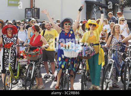 27. Juli 2019 in Kiew, Kiew, Ukraine: Ukrainische Frauen und Mädchen in verschiedenen Kleidern nehmen an der Kiewer Fahrradparade mit 2019 Frauen Teil, die in der Innenstadt von Kiew, Ukraine, stattfindet. Frauen treffen sich mit ihren Fahrrädern zusammen, um zu zeigen, dass das tägliche Radfahren in Kleidung jeden Geschmacks und aus jedem Grund möglich ist. Fahrradchic oder Fahrradchic bezieht sich auf Radfahren in modischer Alltagskleidung, das Modekonzept wurde in der Populärkultur entwickelt, um Fahrräder und Fahrradzubehör sowie Kleidung einzubeziehen. (Kreditbild: © Pavlo Gonchar/SOPA-Bilder via ZUMA Wire) Stockfoto