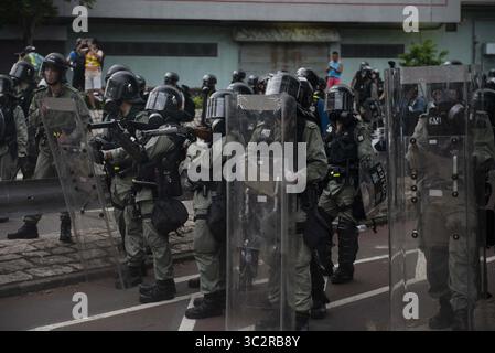 27. Juli 2019, Hongkong, China: Polizeibeamte bereiten sich darauf vor, Tränengaskanister auf die Demonstranten abzufeuern. Tausende Demonstranten setzen ihren wöchentlichen regierungsfeindlichen Protest fort und fordern die Regierung auf, das Auslieferungsgesetz vollständig zurückzuziehen und eine unabhängige kommission einzurichten, die die Probleme der Polizei mit unverhältnismäßiger Gewalt gegen Demonstranten untersucht und sich letzte Woche mit lokalen Bandenmitgliedern zusammenschließt, um Demonstranten anzugreifen. Der Protest fand im Bezirk Yuen Long statt, wo die Demonstranten letzte Woche von einem Mob von Bandenmitgliedern brutal angegriffen wurden, die in weiß gekleidet waren. (Kreditbild: © Stockfoto