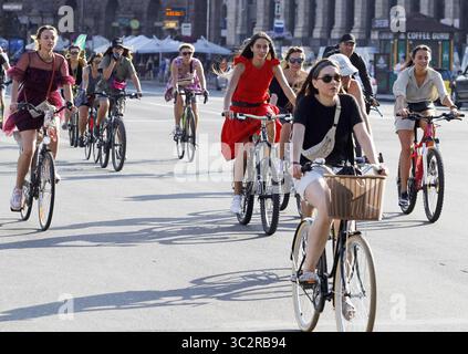 27. Juli 2019 in Kiew, Kiew, Ukraine: Ukrainische Frauen und Mädchen in verschiedenen Kleidern nehmen an der Kiewer Fahrradparade mit 2019 Frauen Teil, die in der Innenstadt von Kiew, Ukraine, stattfindet. Frauen treffen sich mit ihren Fahrrädern zusammen, um zu zeigen, dass das tägliche Radfahren in Kleidung jeden Geschmacks und aus jedem Grund möglich ist. Fahrradchic oder Fahrradchic bezieht sich auf Radfahren in modischer Alltagskleidung, das Modekonzept wurde in der Populärkultur entwickelt, um Fahrräder und Fahrradzubehör sowie Kleidung einzubeziehen. (Kreditbild: © Pavlo Gonchar/SOPA-Bilder via ZUMA Wire) Stockfoto
