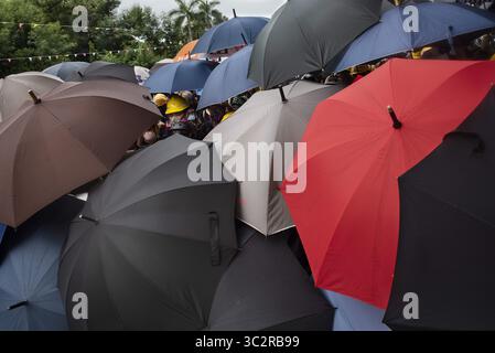 27. Juli 2019, Hongkong, China: Ein Demonstrant deckt sich während der Zusammenstöße hinter einem Schirm. Tausende Demonstranten setzen ihren wöchentlichen regierungsfeindlichen Protest fort und fordern die Regierung auf, das Auslieferungsgesetz vollständig zurückzuziehen und eine unabhängige kommission einzurichten, die die Probleme der Polizei mit unverhältnismäßiger Gewalt gegen Demonstranten untersucht und sich letzte Woche mit lokalen Bandenmitgliedern zusammenschließt, um Demonstranten anzugreifen. Der Protest fand im Bezirk Yuen Long statt, wo die Demonstranten letzte Woche von einem Mob von Bandenmitgliedern brutal angegriffen wurden, die in weiß gekleidet waren. (Kreditbild: © Miguel Candela/S Stockfoto
