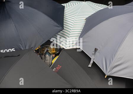 27. Juli 2019, Hongkong, China: Ein Demonstrant deckt sich während der Zusammenstöße hinter einem Schirm. Tausende Demonstranten setzen ihren wöchentlichen regierungsfeindlichen Protest fort und fordern die Regierung auf, das Auslieferungsgesetz vollständig zurückzuziehen und eine unabhängige kommission einzurichten, die die Probleme der Polizei mit unverhältnismäßiger Gewalt gegen Demonstranten untersucht und sich letzte Woche mit lokalen Bandenmitgliedern zusammenschließt, um Demonstranten anzugreifen. Der Protest fand im Bezirk Yuen Long statt, wo die Demonstranten letzte Woche von einem Mob von Bandenmitgliedern brutal angegriffen wurden, die in weiß gekleidet waren. (Kreditbild: © Miguel Candela/S Stockfoto