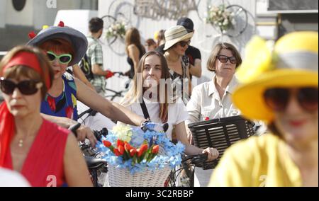 27. Juli 2019 in Kiew, Kiew, Ukraine: Ukrainische Frauen und Mädchen in verschiedenen Kleidern nehmen an der Kiewer Fahrradparade mit 2019 Frauen Teil, die in der Innenstadt von Kiew, Ukraine, stattfindet. Frauen treffen sich mit ihren Fahrrädern zusammen, um zu zeigen, dass das tägliche Radfahren in Kleidung jeden Geschmacks und aus jedem Grund möglich ist. Fahrradchic oder Fahrradchic bezieht sich auf Radfahren in modischer Alltagskleidung, das Modekonzept wurde in der Populärkultur entwickelt, um Fahrräder und Fahrradzubehör sowie Kleidung einzubeziehen. (Kreditbild: © Pavlo Gonchar/SOPA-Bilder via ZUMA Wire) Stockfoto