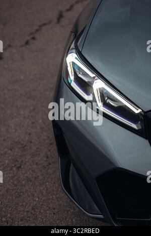 Scheinwerfer eines modernen Luxusautos aus nächster Nähe. Vorderseite des sauberen schwarzen SUV-Fahrzeugs Stockfoto