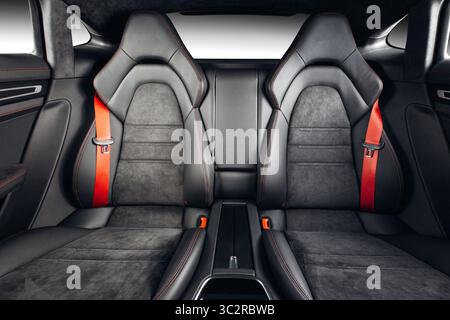 Sitzreihe für die Rücksitze in Luxusautos. Teure Ledersitze. Gemütliche und komfortable Sitze im vip-Transferwagen Stockfoto