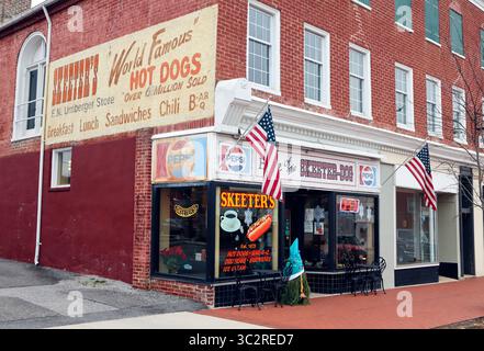 Skeeter’s World Famous Hot Dogs in Wytheville, VA, serviert seit 1925 Millionen von „Skeeter Dogs“ an der alten Main Street. Stockfoto