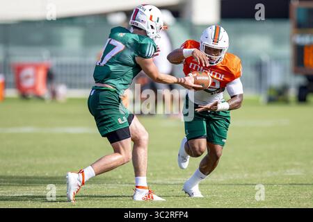 28. Juli 2019, Coral Gables, FL, USA: Miami Hurricanes 2. November 2019, Running Back Cam'Ron Harris (23) holt sich die Übergabe von Quarterback Peyton Matocha (17) während der Herbstpraxis der University of Miami am Sonntag, 28. Juli 2017 im Greentree Field in Coral Gables, Fla. (Kreditbild: © TNS via ZUMA Wire) Stockfoto