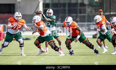 28. Juli 2019, Coral Gables, FL, USA: Miami Hurricanes Quarterback Jarren Williams (15) macht einen Schnappschuss vom Offensive Lineman Jakai Clark (53) während der Herbstübung der University of Miami am Sonntag, 28. Juli 2019 im Greentree Field in Coral Gables, Fla. (Kreditbild: © TNS via ZUMA Wire) Stockfoto