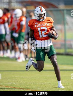 28. Juli 2019, Coral Gables, FL, USA: Miami Hurricanes der wahre Erstsemester-Wide-Empfänger Jeremiah Payton (12) läuft die Seitenlinie entlang, nachdem er den Ball während des Herbsttrainings der University of Miami am Sonntag, 28. Juli 2019 im Greentree Field in Coral Gables, Florida, geärgert hat (Credit Image: © TNS via ZUMA Wire) Stockfoto