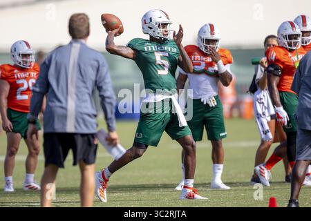 28. Juli 2019, Coral Gables, FL, USA: Miami Hurricanes Redshirt 2. Quarterback N'Kosi Perry (5) wird während des Herbsttrainings der University of Miami am Sonntag, 28. Juli 2019 im Greentree Field in Coral Gables, Florida, werfen (Credit Image: © TNS via ZUMA Wire) Stockfoto