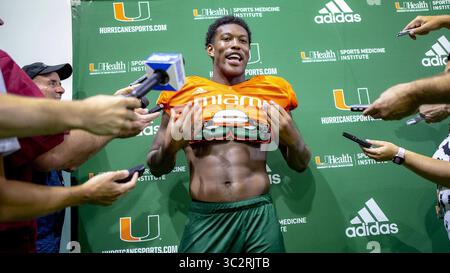 28. Juli 2019, Coral Gables, FL, USA: Miami Hurricanes Tight End Brevin Jordan (9) spricht mit den Medien nach der Herbstpraxis der University of Miami am Sonntag, 28. Juli 2019 im Greentree Field in Coral Gables, Fla. (Credit Image: © TNS via ZUMA Wire) Stockfoto