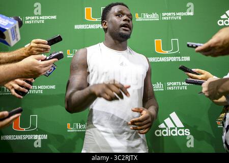 28. Juli 2019, Coral Gables, FL, USA: Miami Hurricanes Cornerback Trajan Bandy (2) spricht mit den Medien nach der Herbstpraxis der University of Miami am Sonntag, 28. Juli 2019 im Greentree Field in Coral Gables, Fla. (Credit Image: © TNS via ZUMA Wire) Stockfoto