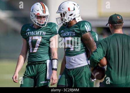 28. Juli 2019, Coral Gables, FL, USA: Miami Hurricanes Neuling Quarterback Peyton Matocha (17) spricht mit seinem Kollegen Redshirt Neuling Quarterback Jarren Williams (15) während der Herbstübung der University of Miami am Sonntag, 28. Juli 2019 im Greentree Field in Coral Gables, Fla. (Kreditbild: © TNS Via ZUMA Wire) Stockfoto
