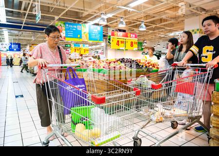 27. Juli 2019, Shanghai, China: Kunden haben in einem Carrefour-Supermarkt in Shanghai Einkäufe gesehen. (Credit Image: © Alex Tai/SOPA Images via ZUMA Wire) Stockfoto