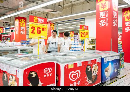 27. Juli 2019, Shanghai, China: Kunden haben in einem Supermarkt von Carrefour in Shanghai Eis gekauft. (Credit Image: © Alex Tai/SOPA Images via ZUMA Wire) Stockfoto