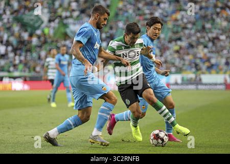 28. Juli 2019, Lissabon, Portugal: Marcos AcuÃ±A von Sporting CP (C) mit Cristiano Piccini von Valencia CF (L) und Kangin Lee von Valencia CF (R) in Aktion während des Finals des Fußballspiels der fünf Violinen der Vorsaison 2019 Trophy zwischen Sporting CP und Valencia CF. (Credit Image: © David Martins/SOPA Images via ZUMA Wire) Stockfoto