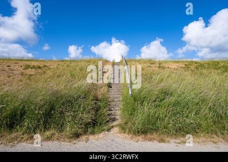Betontreppe mit Geländer auf einem Deich Stockfoto