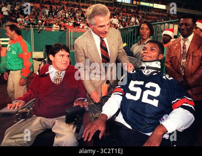 11. Dezember 1995, Miami, FL, USA: Marc BuonicontiÂ und sein Vater Nick Bouniconti besuchen bei Kendrick English vor dem Miami Dolphin Spiel gegen die Kansas City Chiefs im Dezember 1995. (Kreditbild: © TNS via ZUMA Wire) Stockfoto