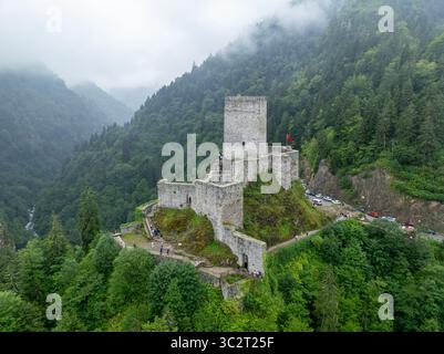 Historisches Schloss Zilkale (Zil Kale) im Hintergrund in Camlıhemsin, Rize und Kackar Stockfoto