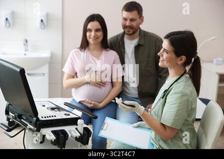 Schwangere Paare bei pränataler Ultraschalluntersuchung in der Klinik Stockfoto