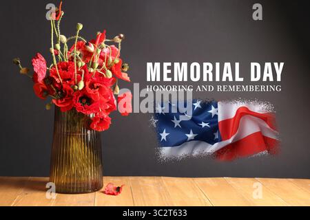 Poster zum Gedenktag. Roter Mohn in Vase und amerikanische Flagge auf grauem Hintergrund Stockfoto