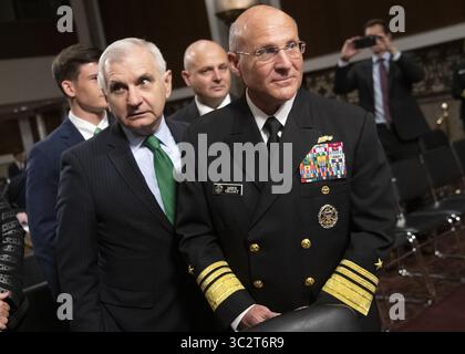 31. Juli 2019, Washington, DC, Vereinigte Staaten: ADM Michael M. Gilday, Direktor des Joint Staff, Right, steht mit Senator Jack Reed vor Beginn seiner Bestätigungsverhandlung für die Position der Chief Naval Operations im Senat Armed Services Committee im Senat Dirksen Building am 31. Juli 2019 in Washington, D.C. (Kreditbild: © Dominique A. Pineiro Via ZUMA Wire) Stockfoto