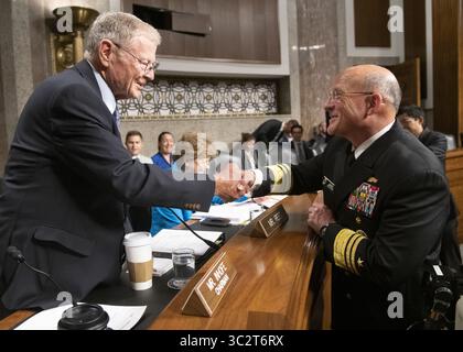 31. Juli 2019, Washington, DC, Vereinigte Staaten: Der stellvertretende ADM der US-Navy Michael M. Gilday, Direktor des Joint Staff, Right, begrüßt Sen. James Inhofe vor Beginn seiner Bestätigungsverhandlung für die Position der Chief Naval Operations im Senat Armed Services Committee im Senat Dirksen Building am 31. Juli 2019 in Washington, D.C. (Kreditbild: © Dominique A. Pineiro Via ZUMA Wire) Stockfoto