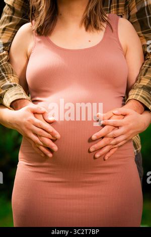 Ein intimes und liebevolles Bild, das die tiefe Verbindung und Vorfreude der Elternschaft feststellt. Ideal für Themen wie Familie, Liebe, neues Leben,... Stockfoto