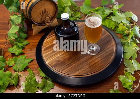Nahaufnahme des Schaumbierkopfes in transparentem Tulpenglas Stockfoto
